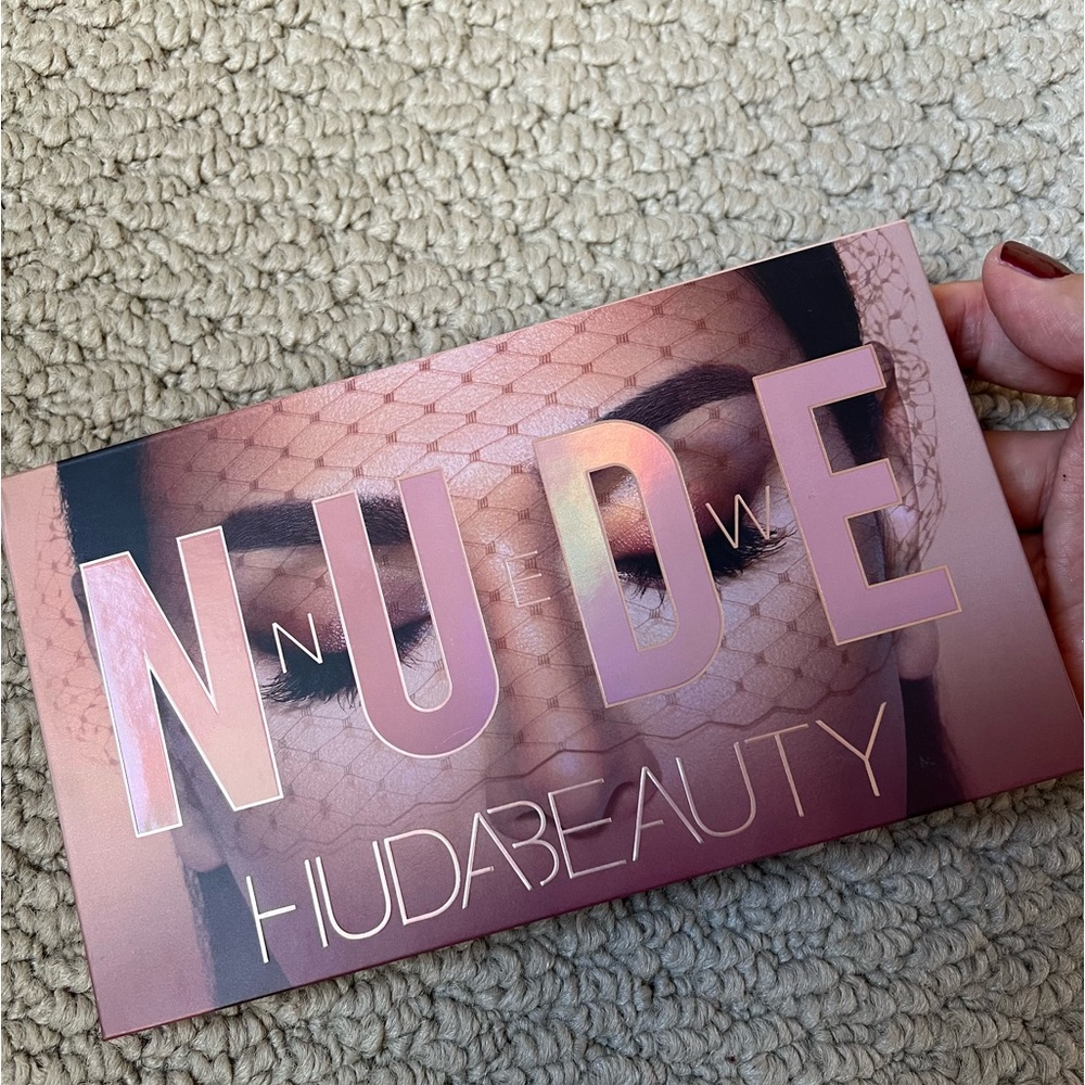 Huda beauty new nude eyeshadow palette
